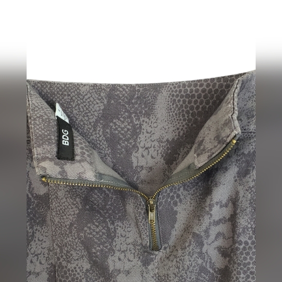 ⚪2/$20 BDG Urban Outfitters Gray Python Print Denim Mini Skirt - Picture 5 of 10